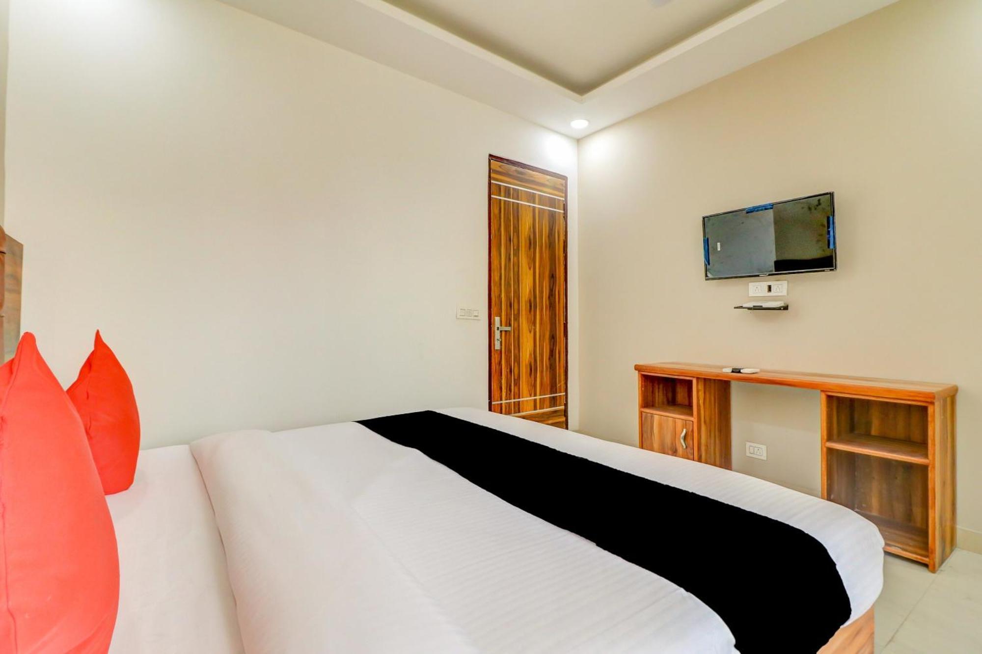 Oyo Flagship 80318 Hotel Sai Plaza Near Indira Gandhi International Airport ニューデリー エクステリア 写真
